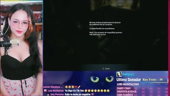 Chica gamer jugando
