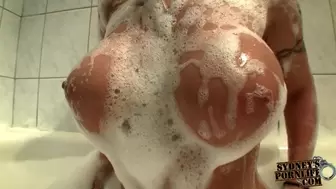 Huge Fake Boobs & Juicy Bum, Bath Time Cumming!