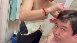老婆在家中半裸體幫老公剪髮及鎖住了老公的陰莖以防老公去偷情。
