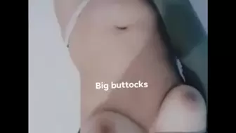 Chica blanca se masturba mientras sus enormes tetas rebotan en la videollamada